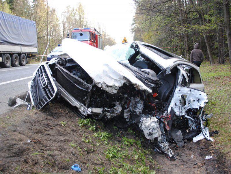 Kierowca audi wjechał pod tira