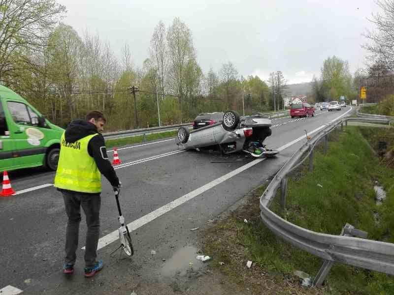 23-latka uderzyła w mostek i dachowała