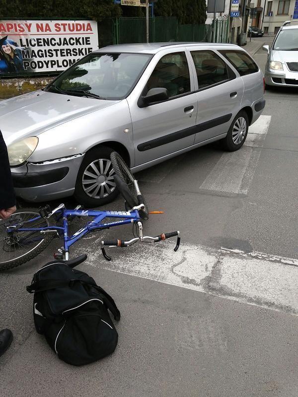 Rowerzysta wjechał na przejściu pod auto