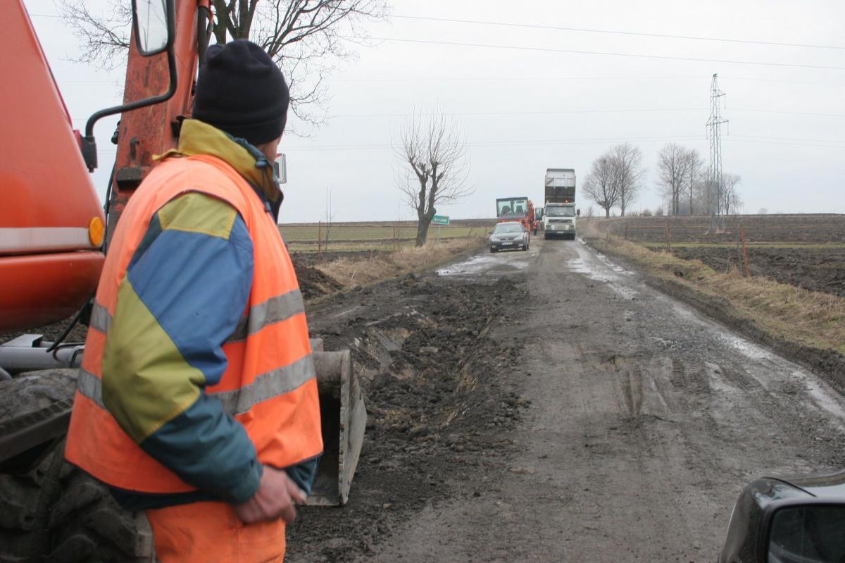 Ponad 8 milionów na drogi powiatowe