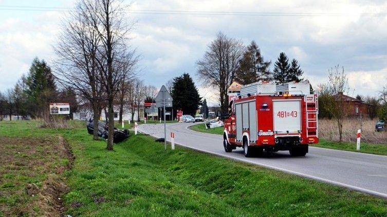 Zderzenie 2 pojazdów, 2 osoby w szpitalu [ZDJĘCIA]