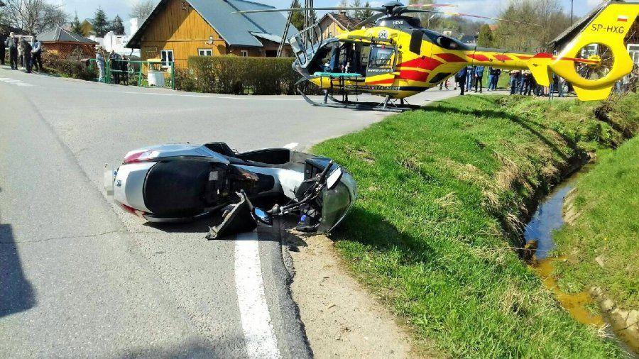 Audi najechało na motocykl. Ojciec i syn poszkodowani [ZDJĘCIA]