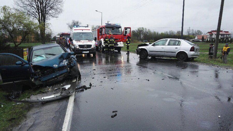 Czołowe zderzenie w Tryńczy. Trzy osoby ranne [ZDJĘCIA]