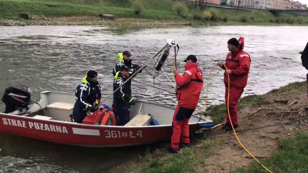 Policjanci i strażacy szukają zaginionego 21-latka [VIDEO]