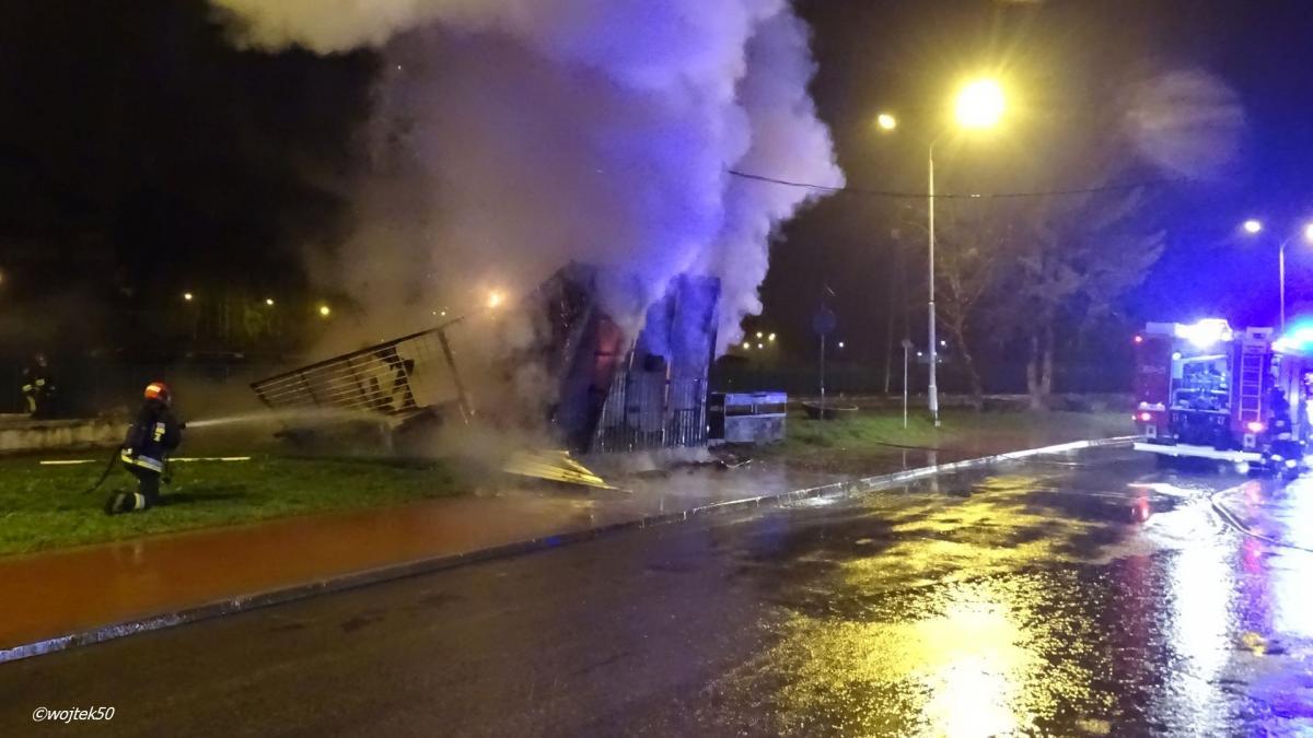 Spłonęła budka przy tarasie nad Sanem [ZDJĘCIA pożaru i z teraz]