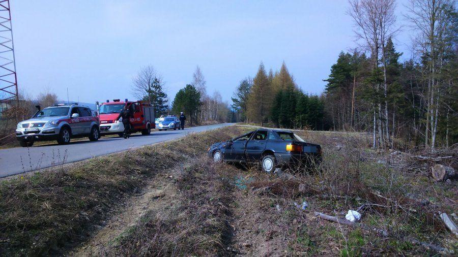 Wpadł w poślizg i dachował