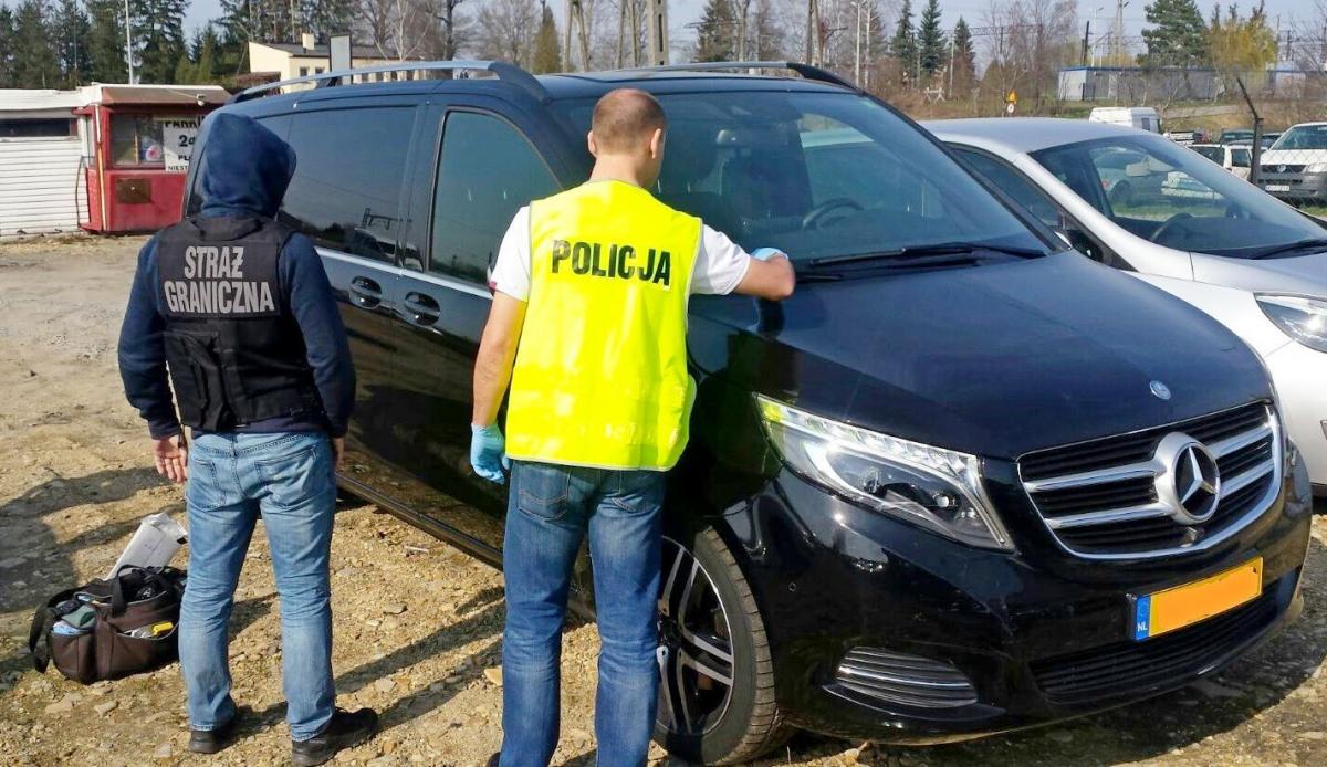 Pojazdy o wartości 410 tys. zł zatrzymane na granicy [ZDJĘCIA]