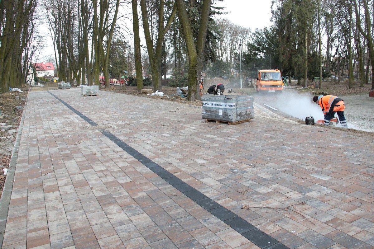 Budują alejki w Ogródku Jordanowskim