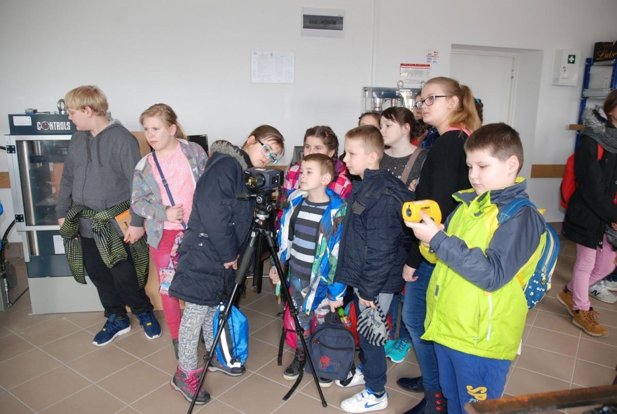 Mali studenci poznawali dzieje budowli