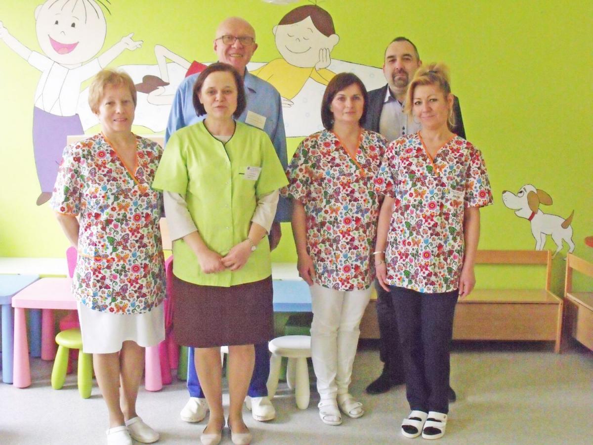 Kolorowe motyle zamiast chłodnej bieli. Nowe stroje pielęgniarek cieszą oczy małych pacjentów