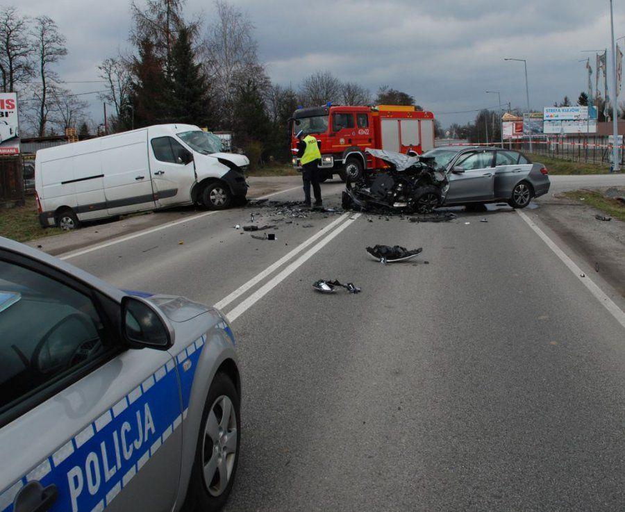 Groźnie wyglądający wypadek. Trzy osoby ucierpiały