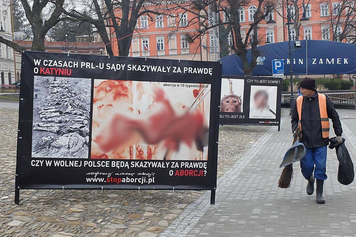 Dlaczego usunięto z Rynku kontrowersyjną wystawę