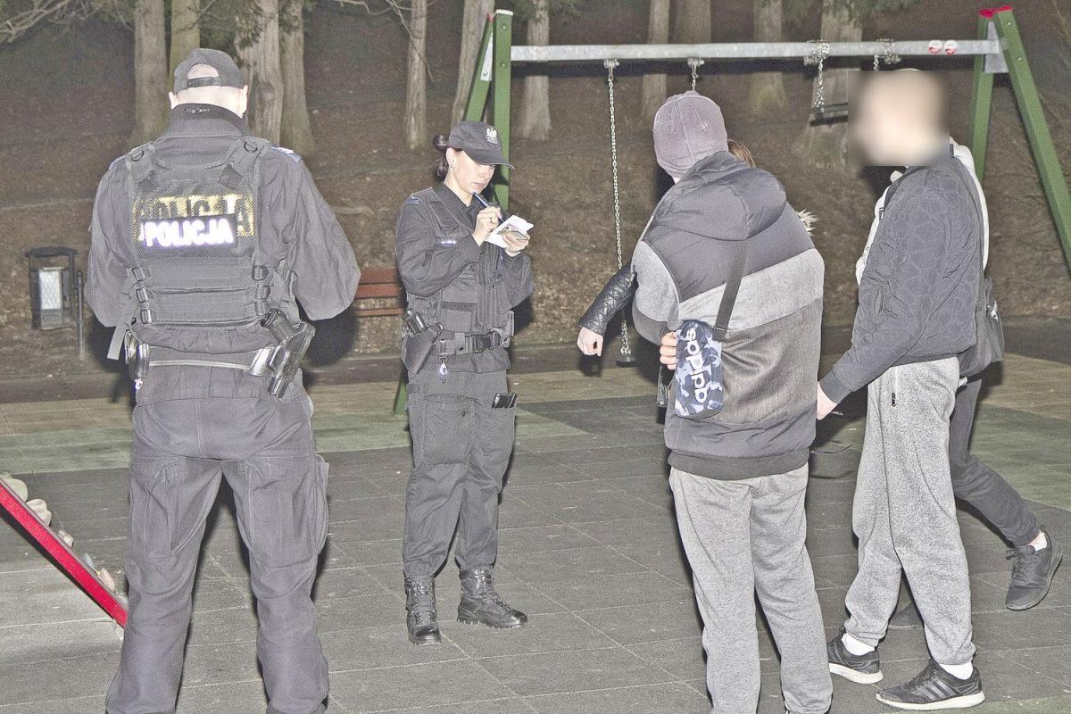 Kobieta z pałką i pistoletem