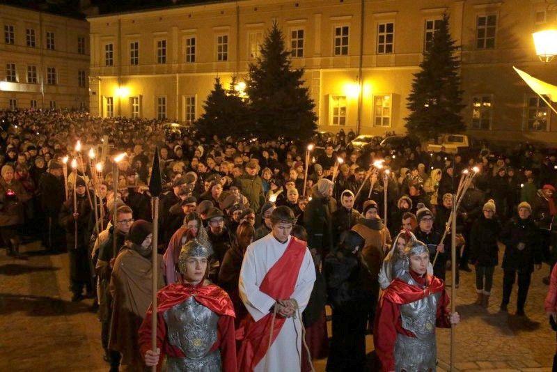 Tysiące wiernych przemaszerowało ulicami miasta [ZDJĘCIA]