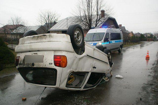 Pijana 34-latka dachowała volkswagenem