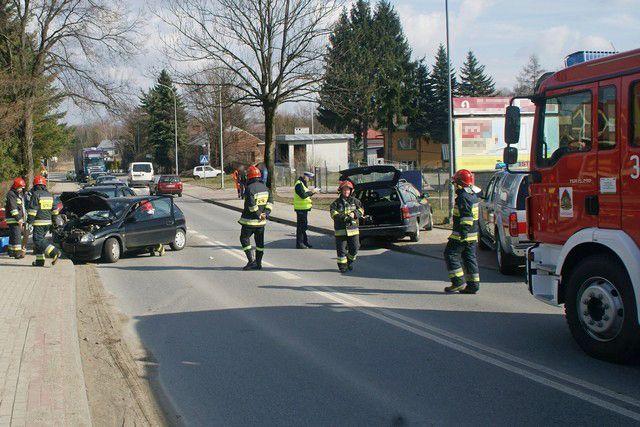 Zderzenie trzech samochodów, dwie kobiety w szpitalu