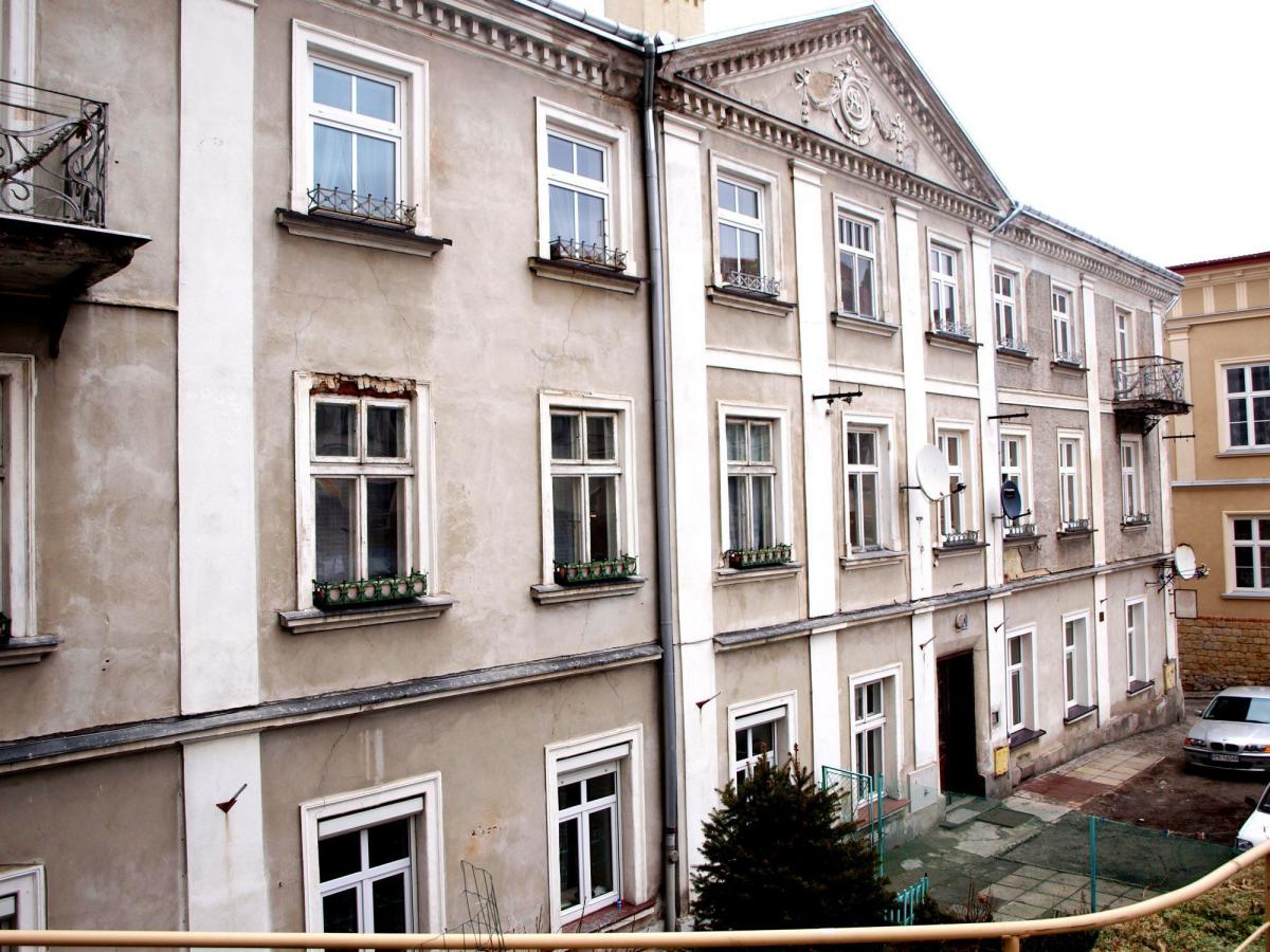 Pałacyk biskupi niszczeje od środka