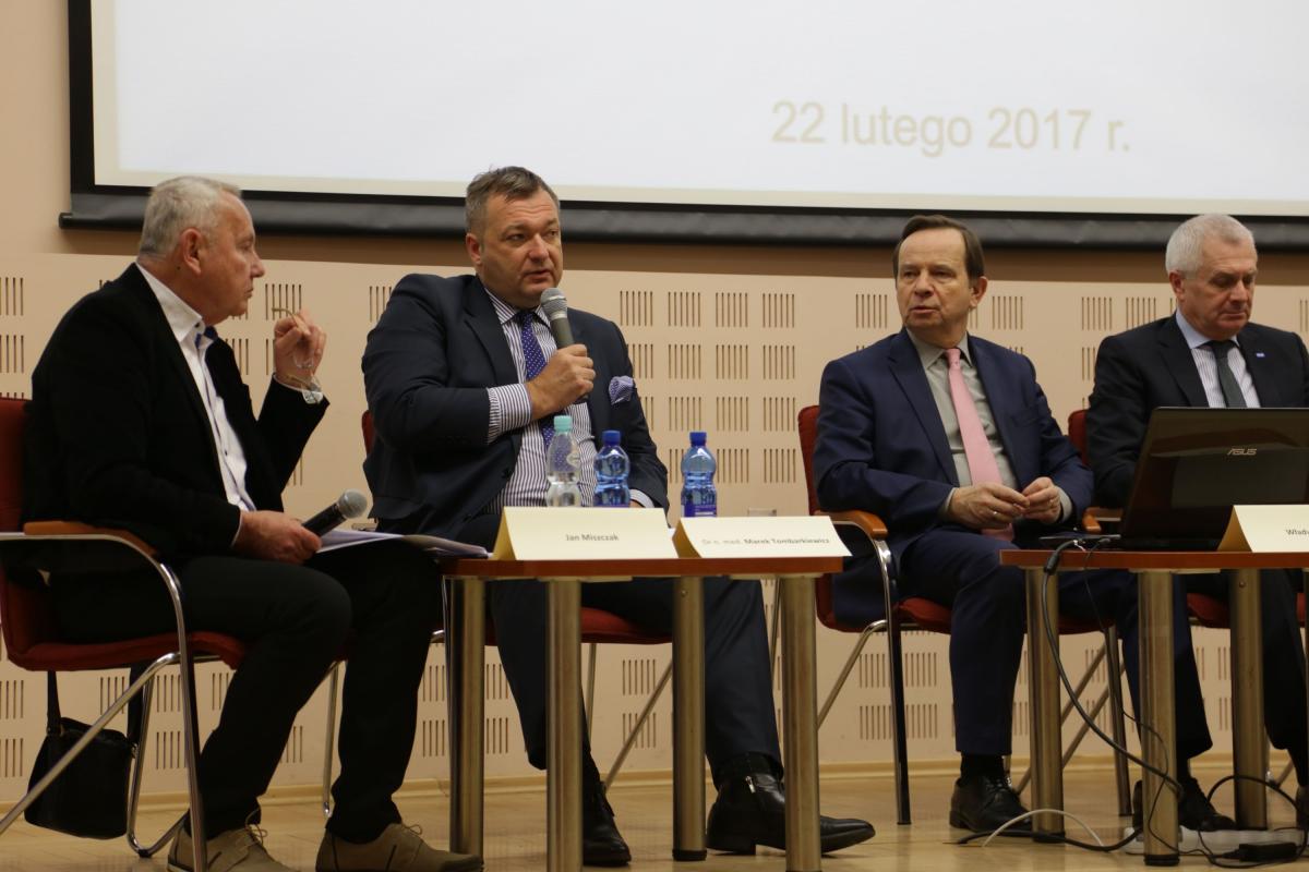Służba zdrowia na tapecie. Debata czy prelekcja?