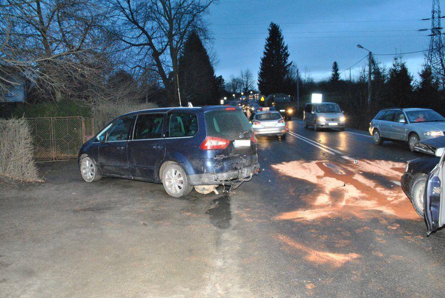 Kierujący audi najechał na tył forda