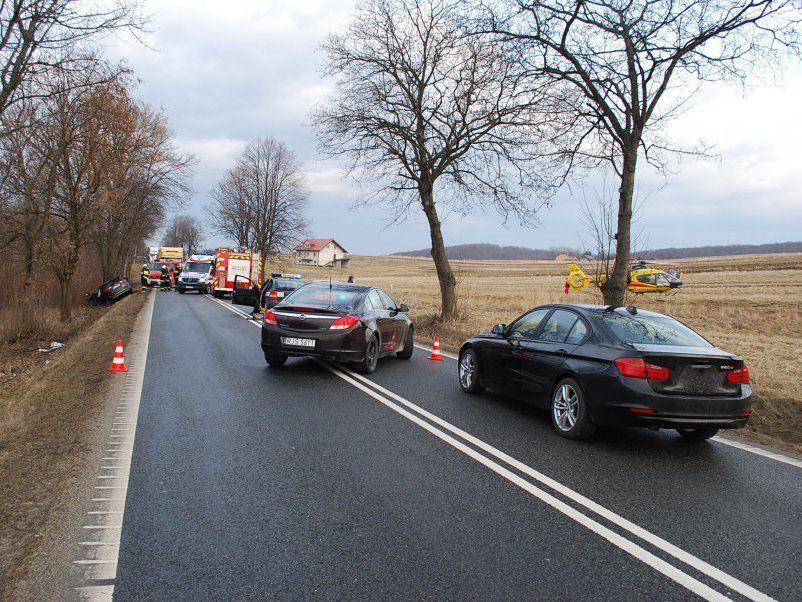 Toyotą uderzyła w drzewo