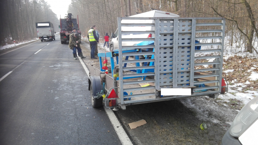Przyczepa odpięła się od busa, uderzyła w citroena