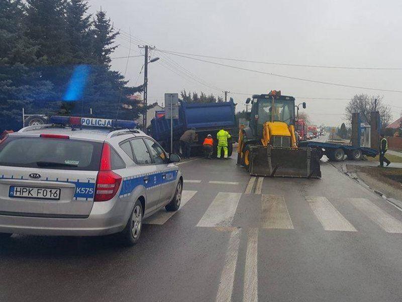 Groźna kolizja. Tir wjechał do rowu