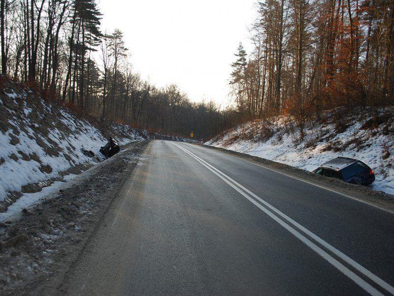 Dwa auta w kilka minut trafiły do rowu [ZDJĘCIA]
