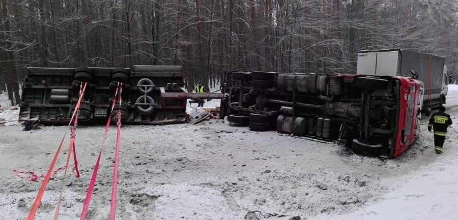 Wywrócona ciężarówka cały dzień blokowała drogę