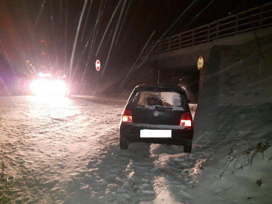 Najechała na betonową barierę, 2 osoby trafiły do szpitala [ZDJĘCIA]