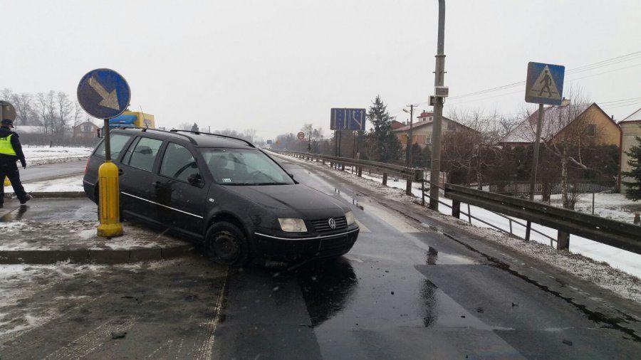 Wpadł w poślizg, wjechał w wysepki