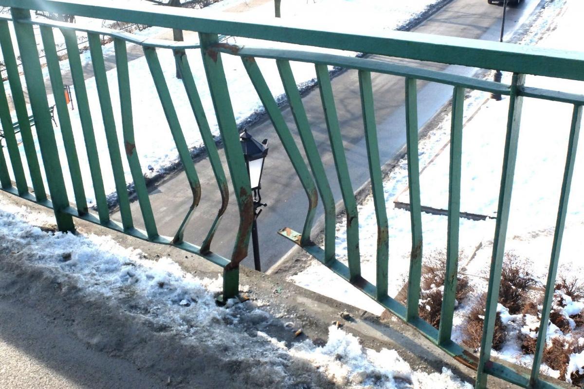Okiem czepialskiego: Uszkodzona poręcz szpeci