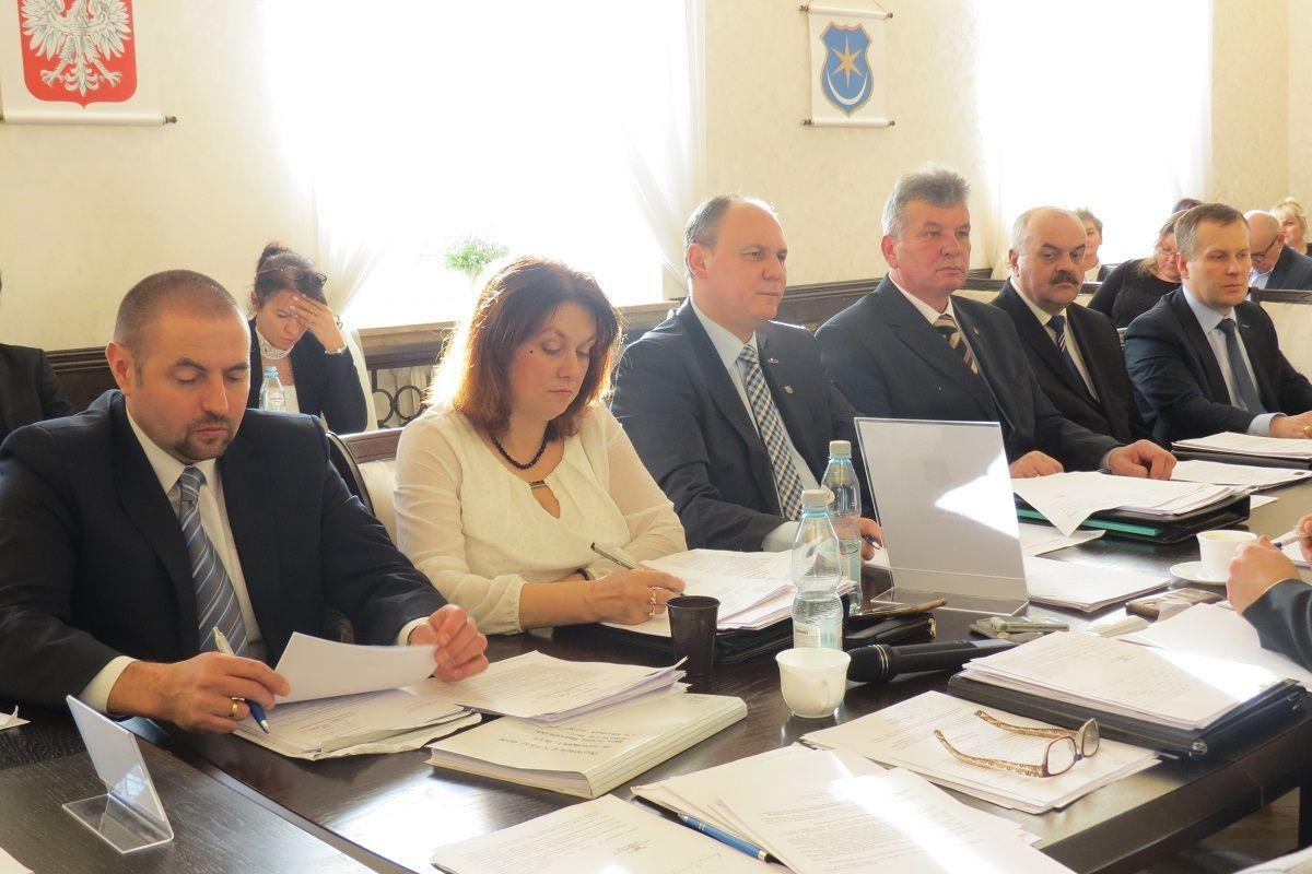 Jest zgoda na sprzedaż działki obok orlika. Radni niejednogłośni