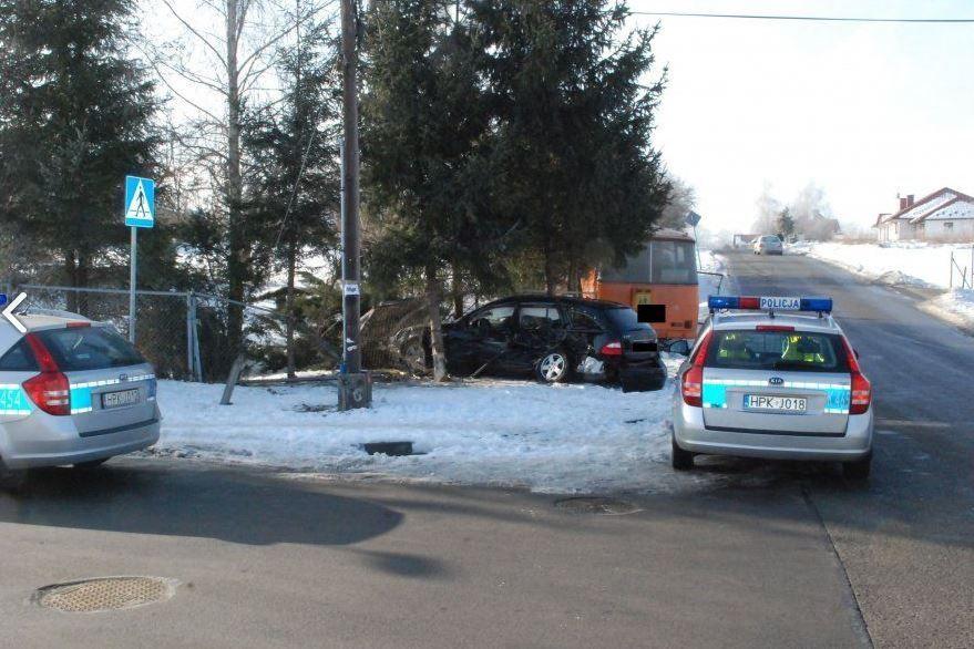 Niebezpieczne skrzyżowanie i brak chodnika...
