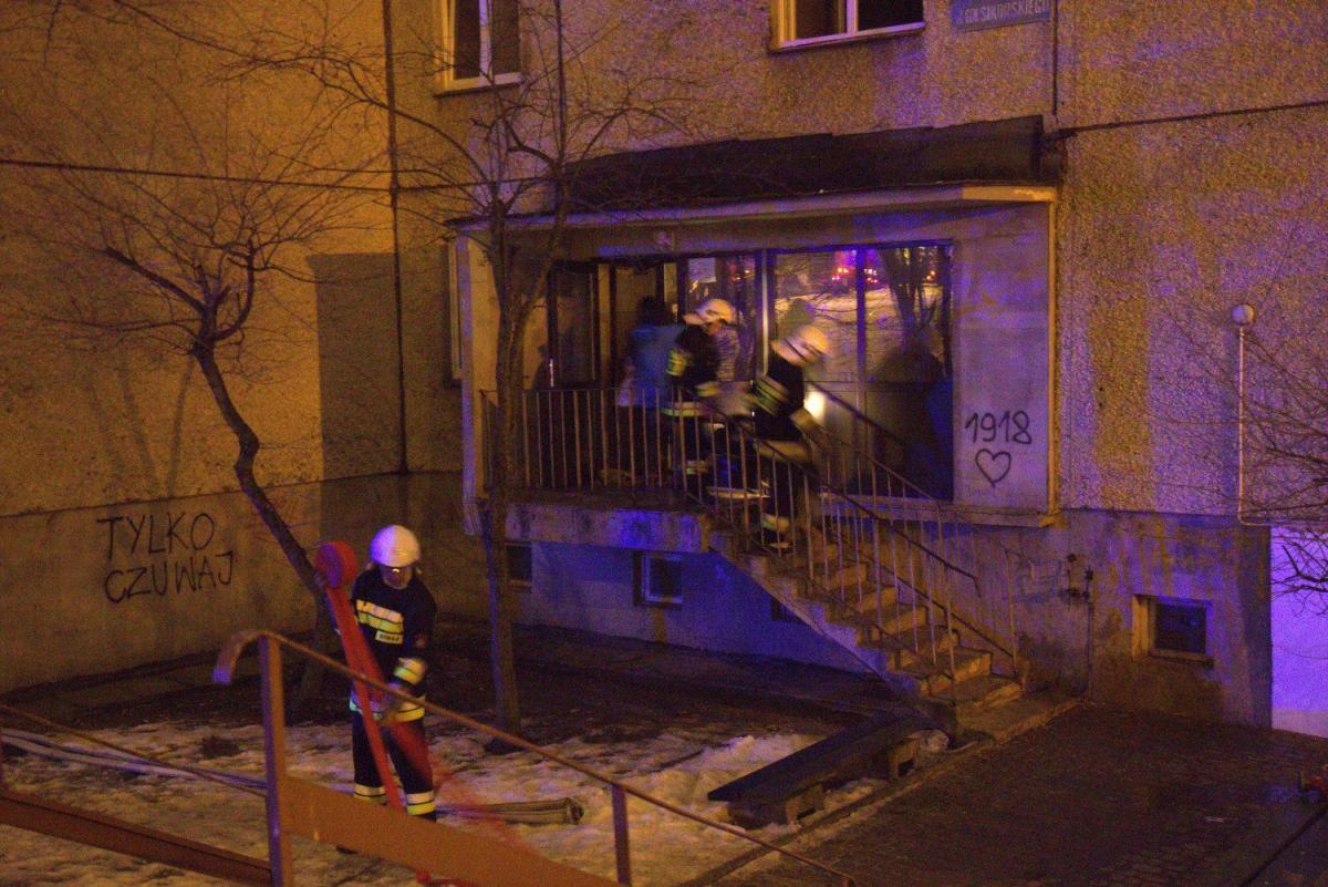 Pożar w bloku przy Sikorskiego [ZDJĘCIA]