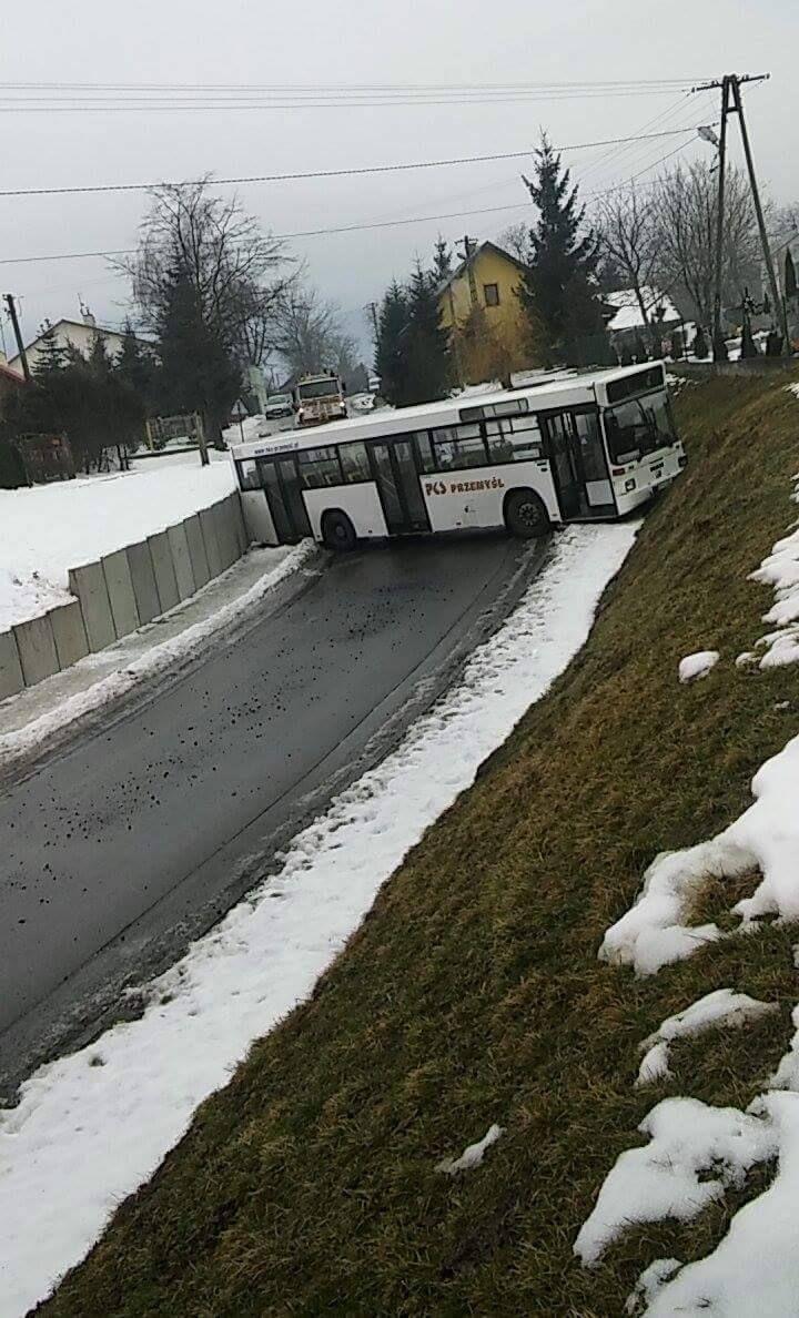 Autobus wpadł w poślizg i zablokował drogę [ZDJĘCIA CZYTELNIKÓW]