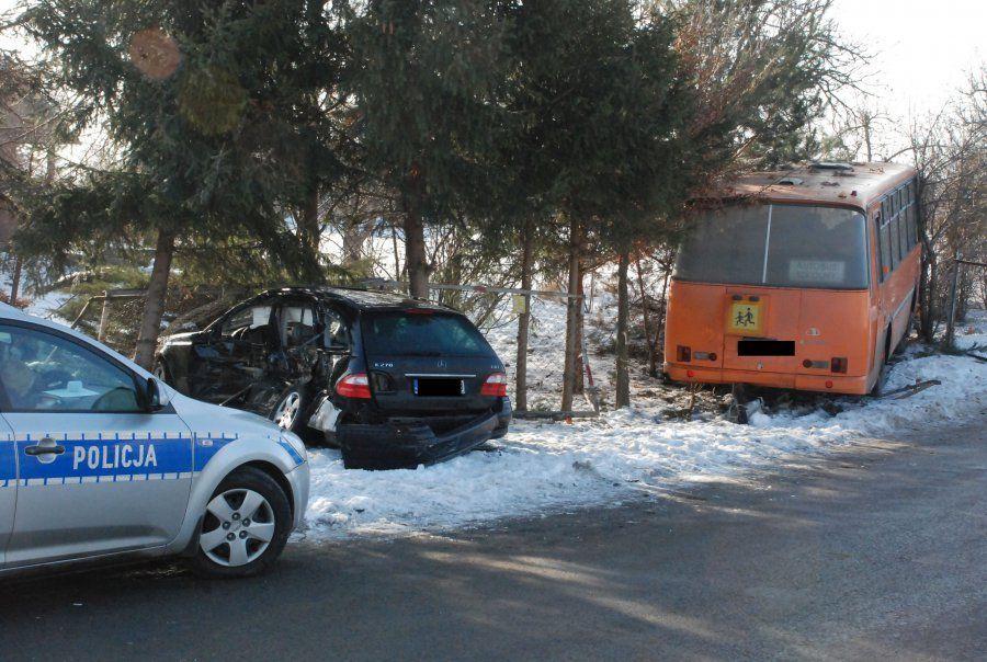 Zderzenie autobusu z osobówką