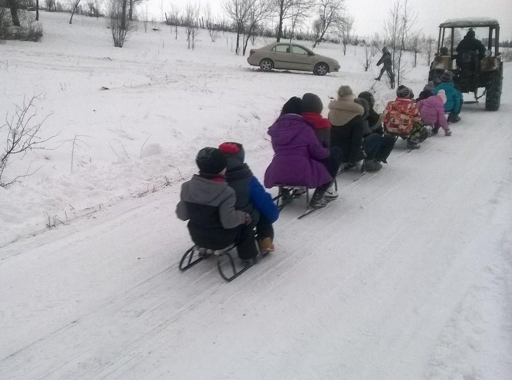 Niebezpieczny kulig z udziałem dzieci. Za traktorem taniej?