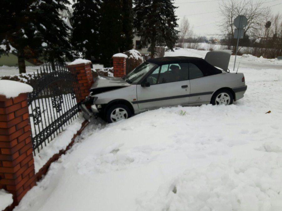 Pijany i bez prawa jazdy wjechał w ogrodzenie kościoła