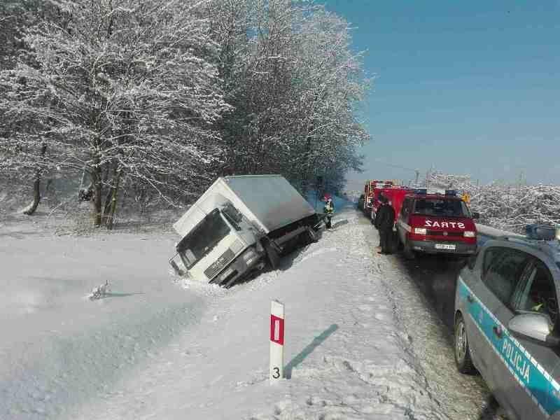 Ciężarówka wjechała do rowu