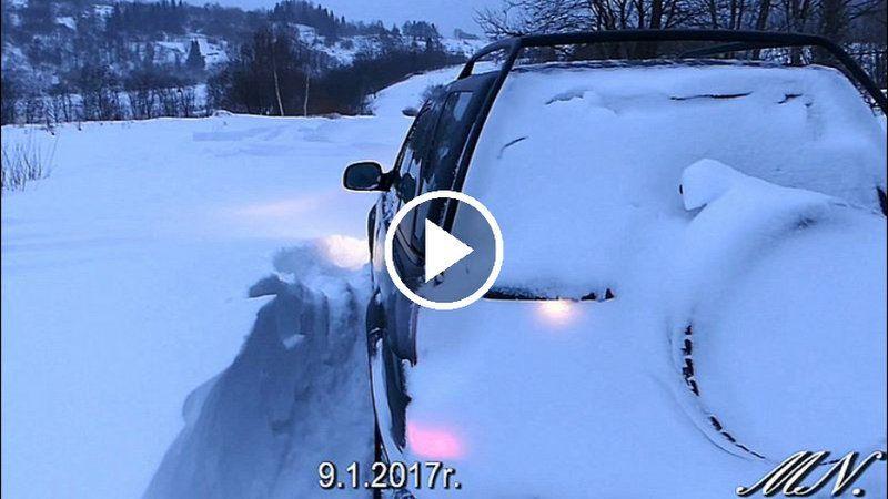 Przyprószyło śniegiem. Drogi zasypane [WIDEO]