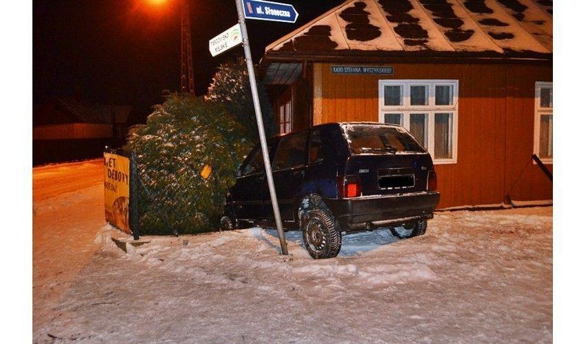 Wjechał w ogrodzenie, zostawił rannego pasażera i uciekł