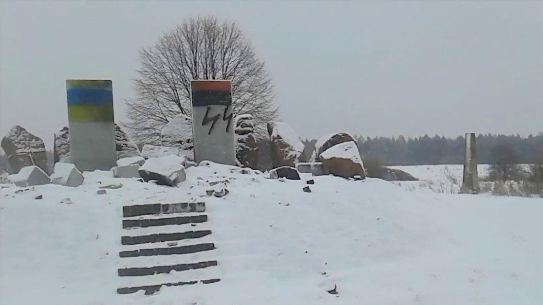 Zdewastowany pomnik w Hucie Pieniackiej [WIDEO]