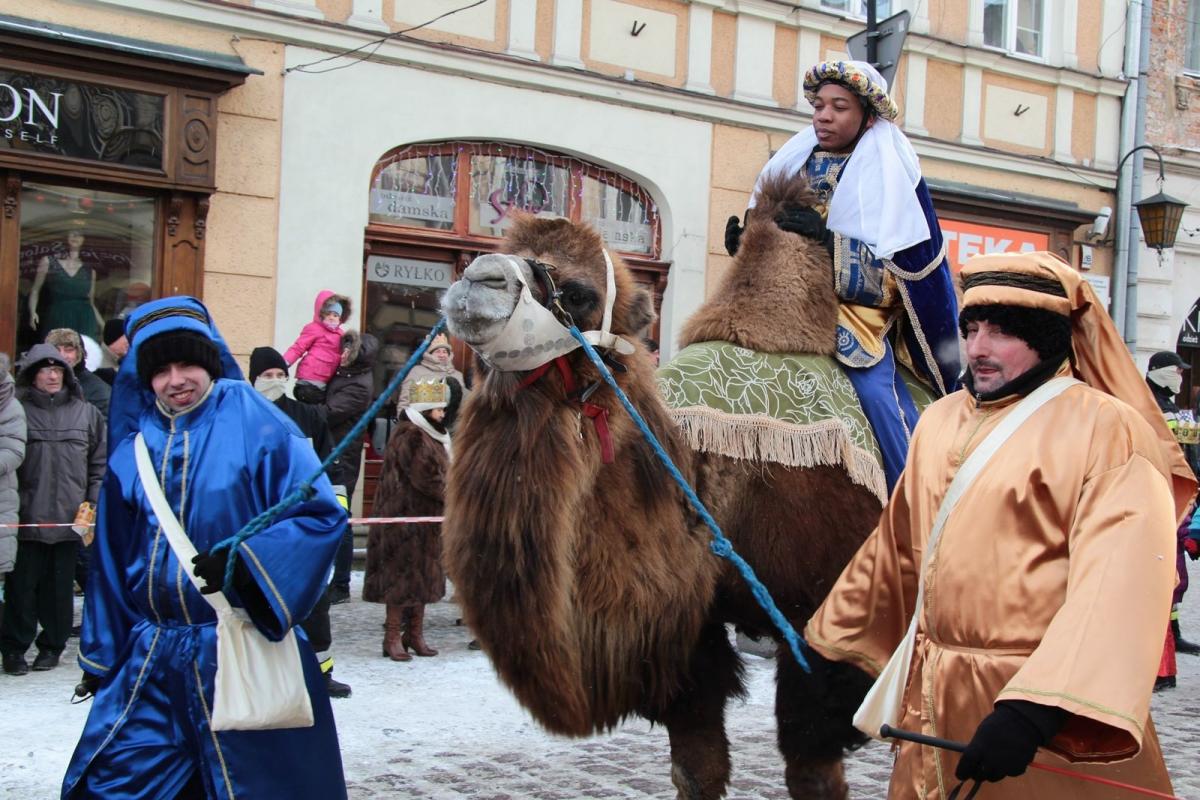 Uczestnicy Orszaku Trzech Króli zmagali się z mrozem [ZDJĘCIA]