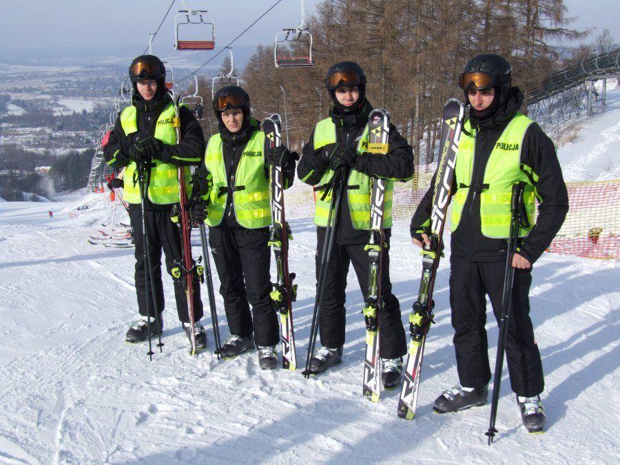 Policjanci patrolują stok narciarski