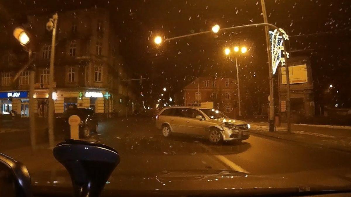 Zderzenie pojazdów na pl. Konstytucji [WIDEO]