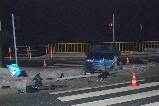Wjechał w sygnalizator. Miał 2 promile [ZDJĘCIA]