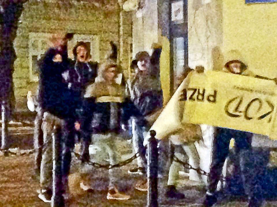 Chuligański napad na demonstrację KOD-u