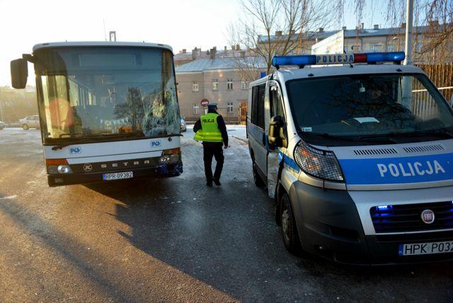 Zderzenie radiowozu z autobusem [ZDJĘCIA]