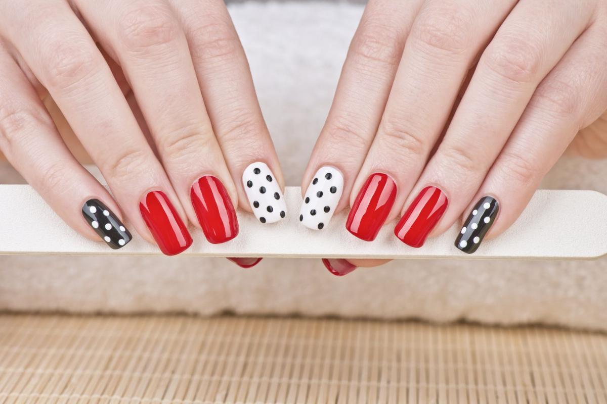 Japoński, tytanowy, hybrydowy – nowe trendy manicure