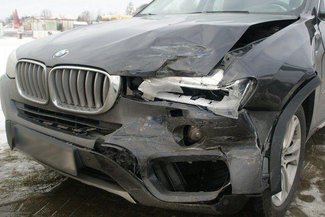 Zderzenie 3 pojazdów na skrzyżowaniu